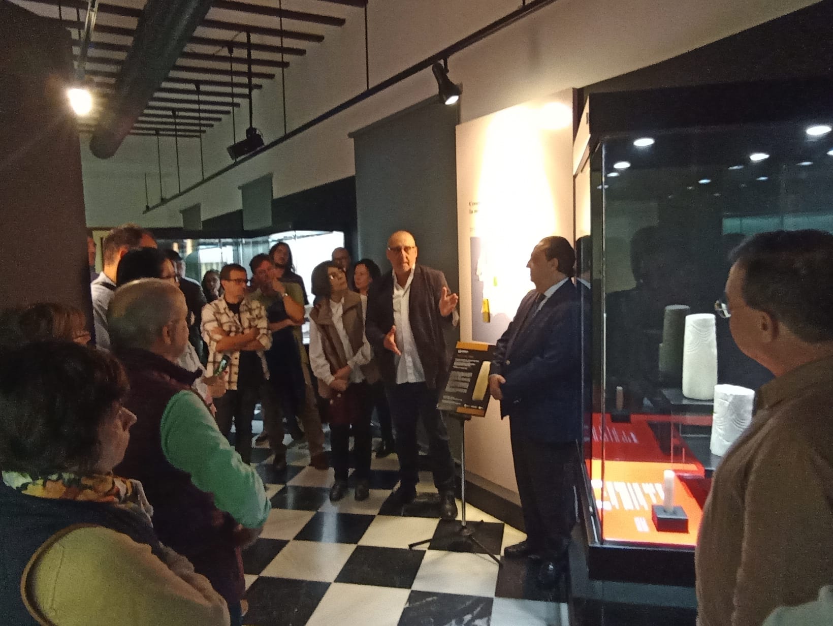 Colocación ídolo Museo Arqueológico