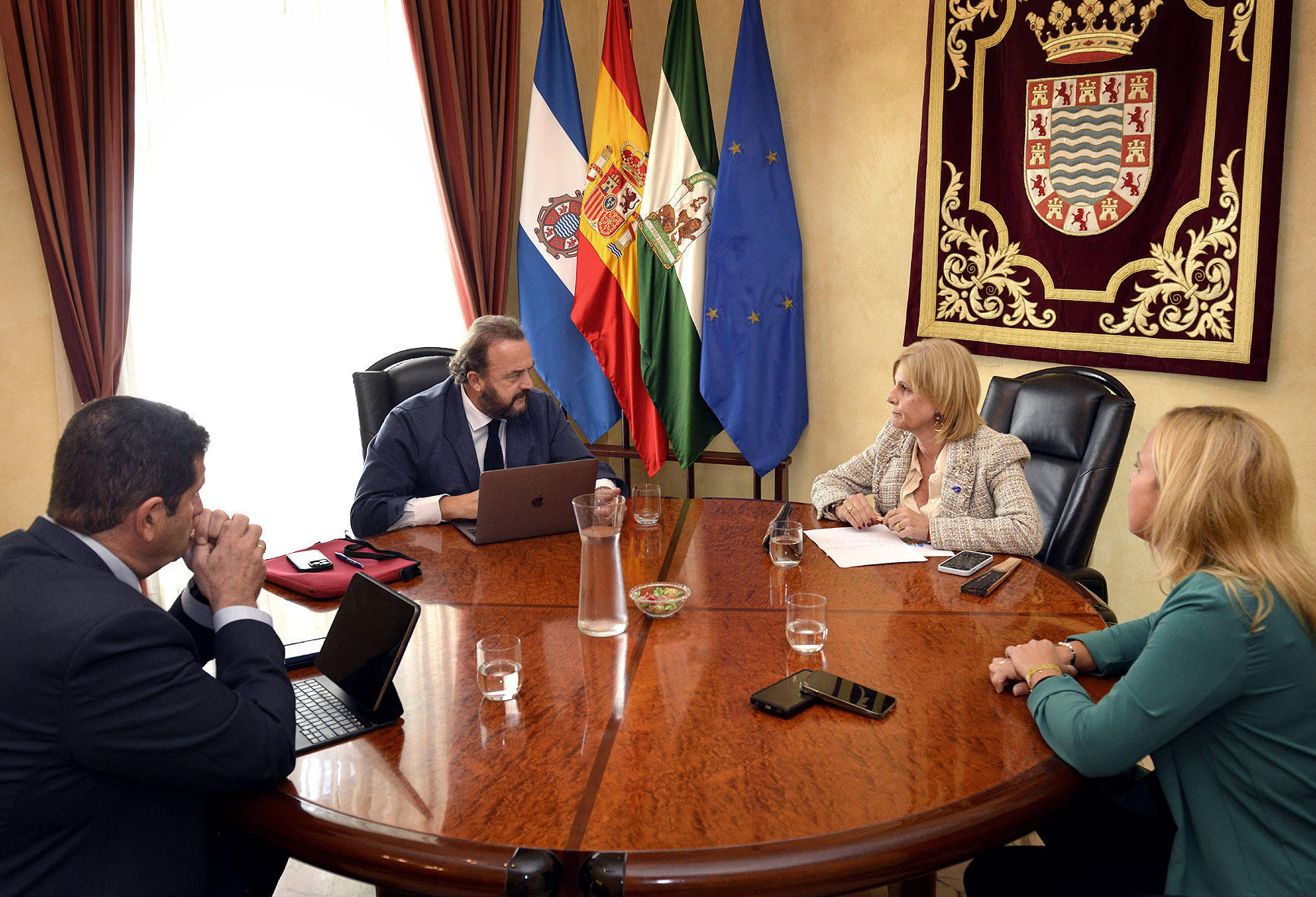 Alcaldesa reunión Bebidas Espirituosas