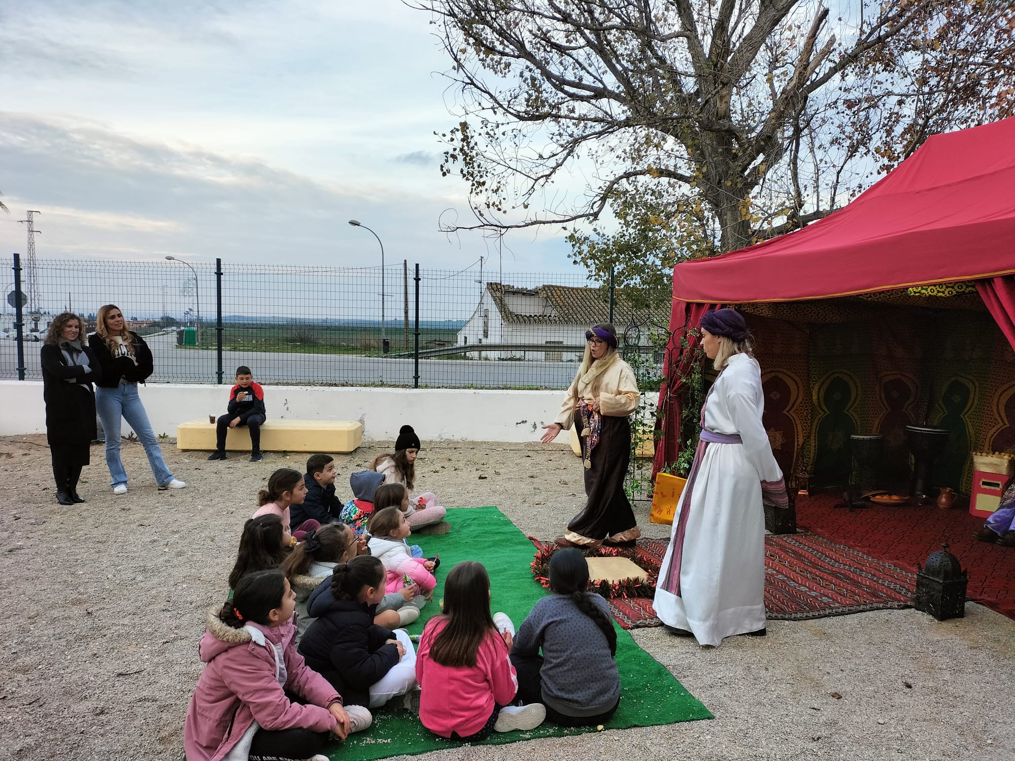 La delegada en una de las barriadas rurales