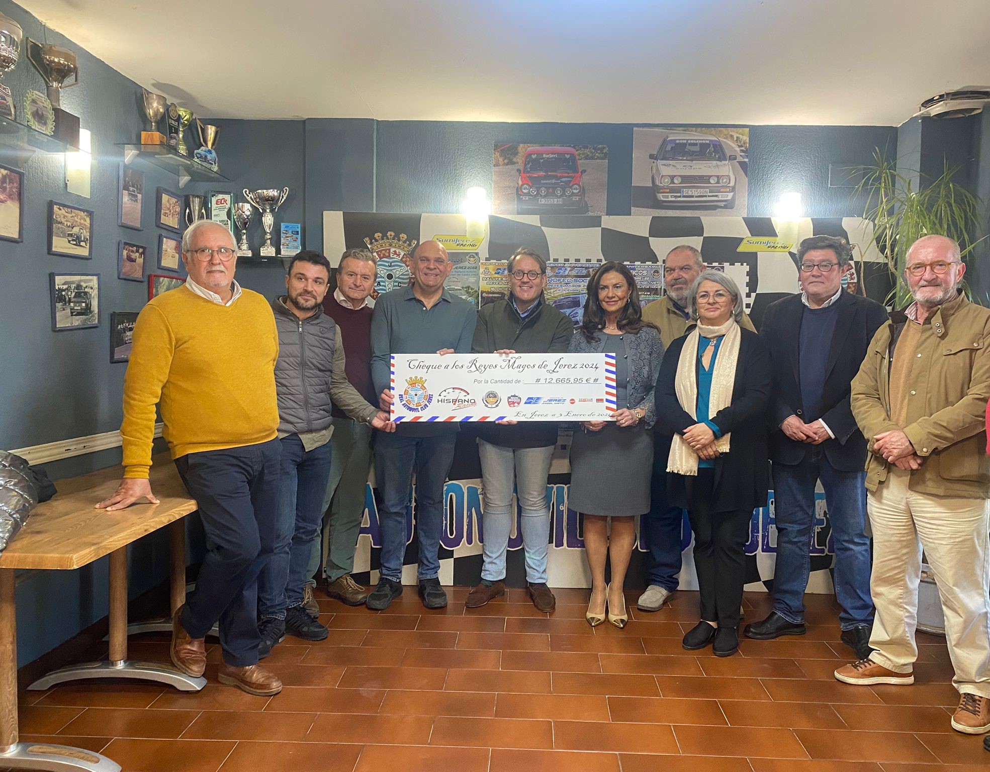 El delegado durante la entrega del cheque