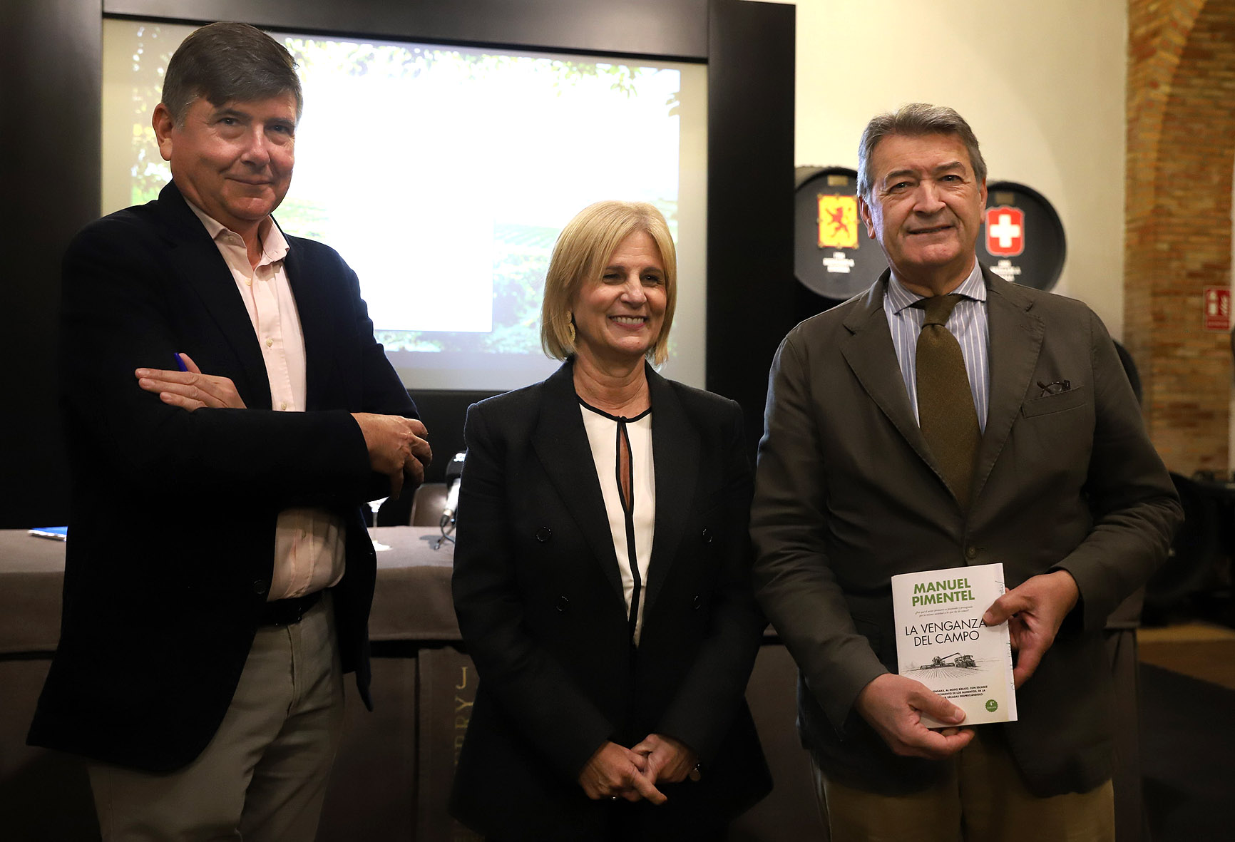 Alcaldesa asiste a presentación libro Manuel Pimentel