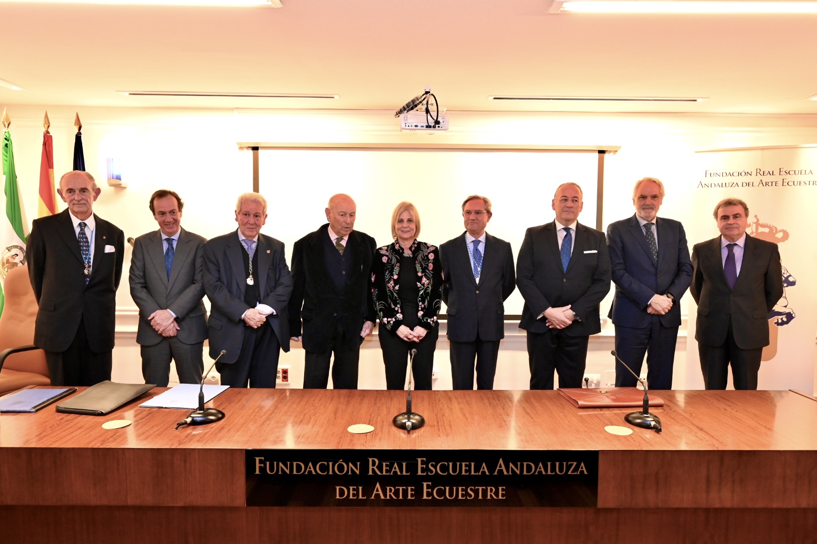La alcaldesa junto a miembros de ambas instituciones