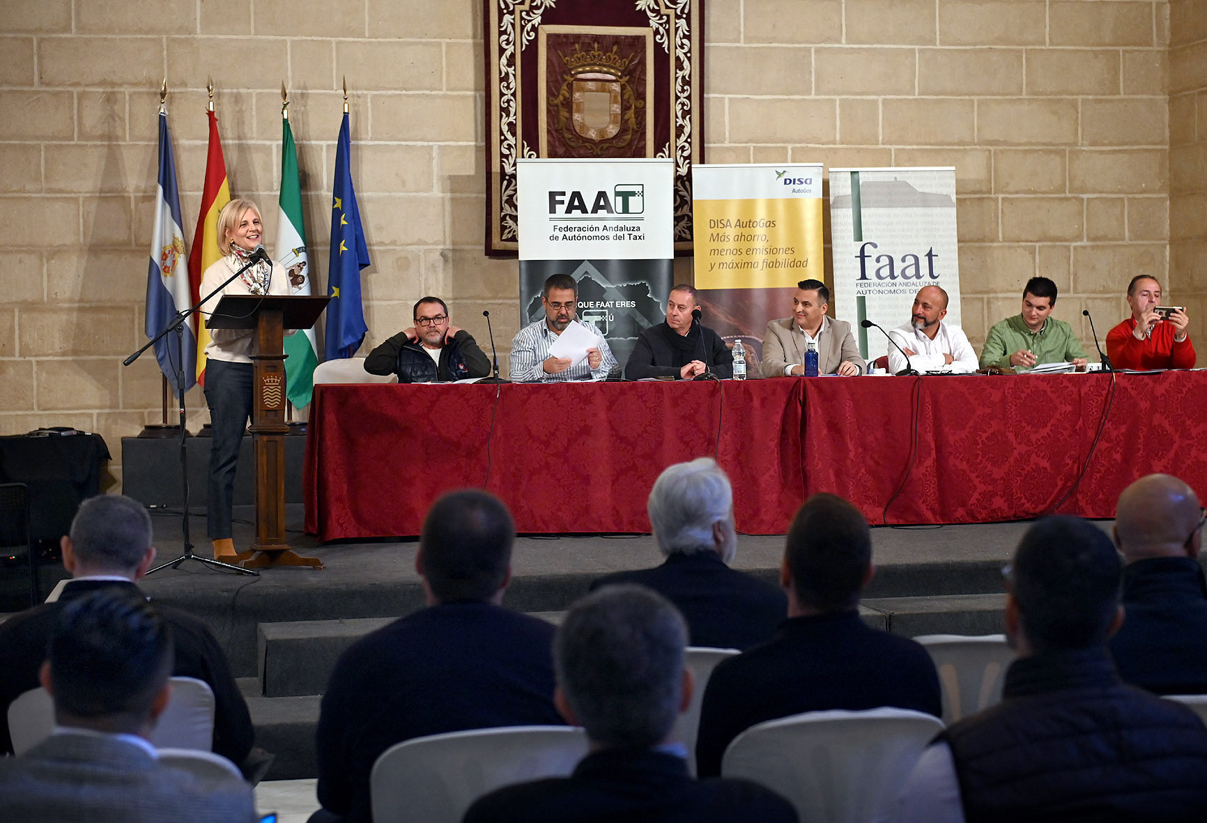 Alcaldesa asiste a asamblea taxistas