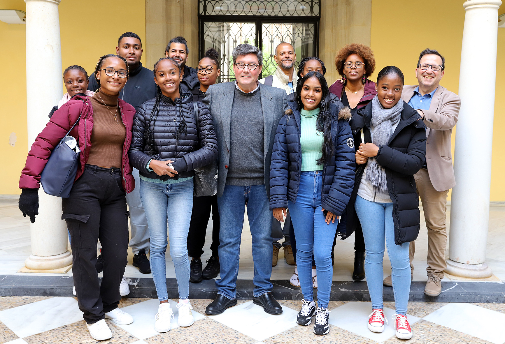 Aparicio recibe estudiantes de Martinica