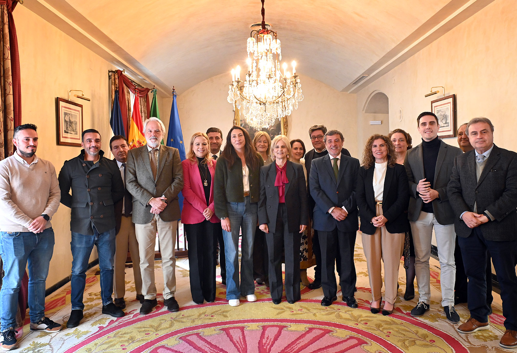 La consejera junto a miembros de la Corporación