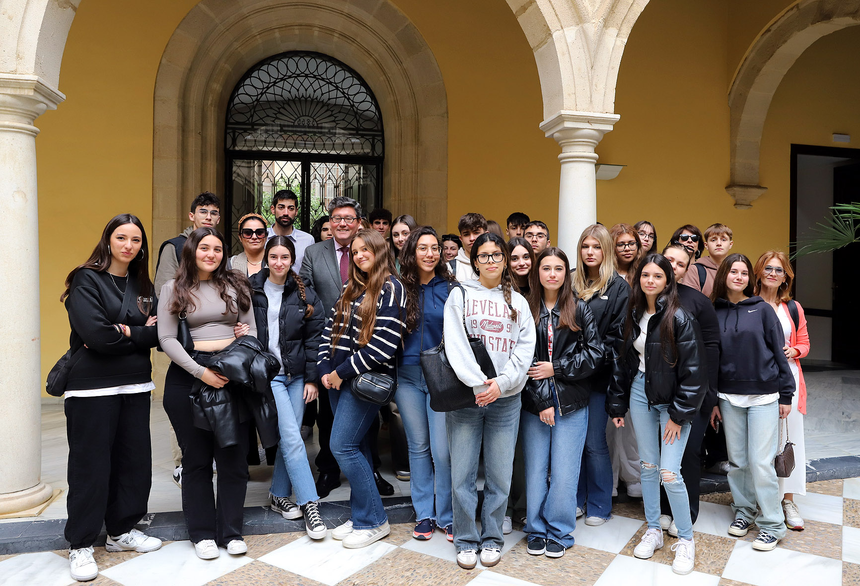 Aparicio recibe alumnado del IES La Granja