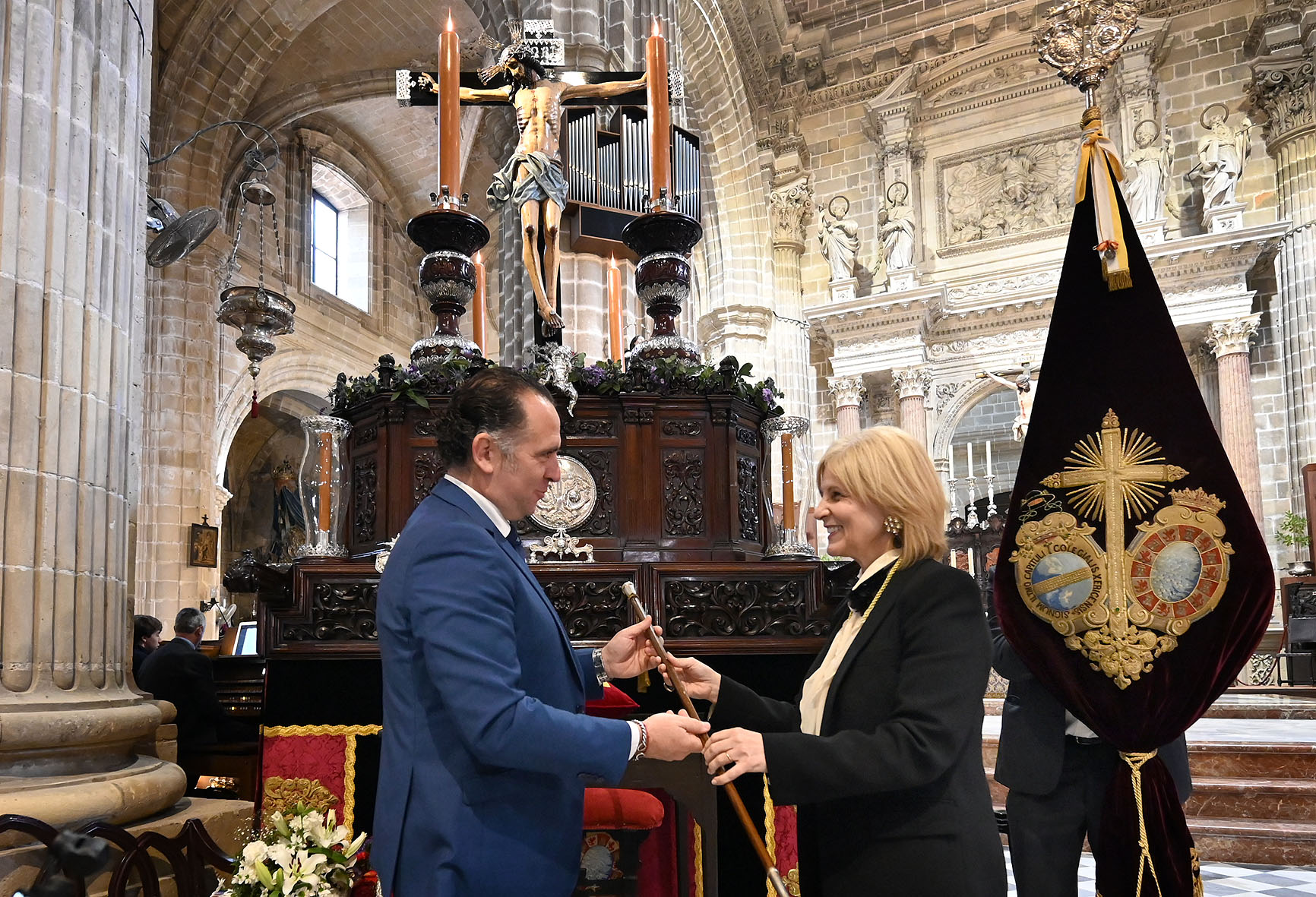 Alcaldesa entrega Bastón de Mando al Cristo de la Viga