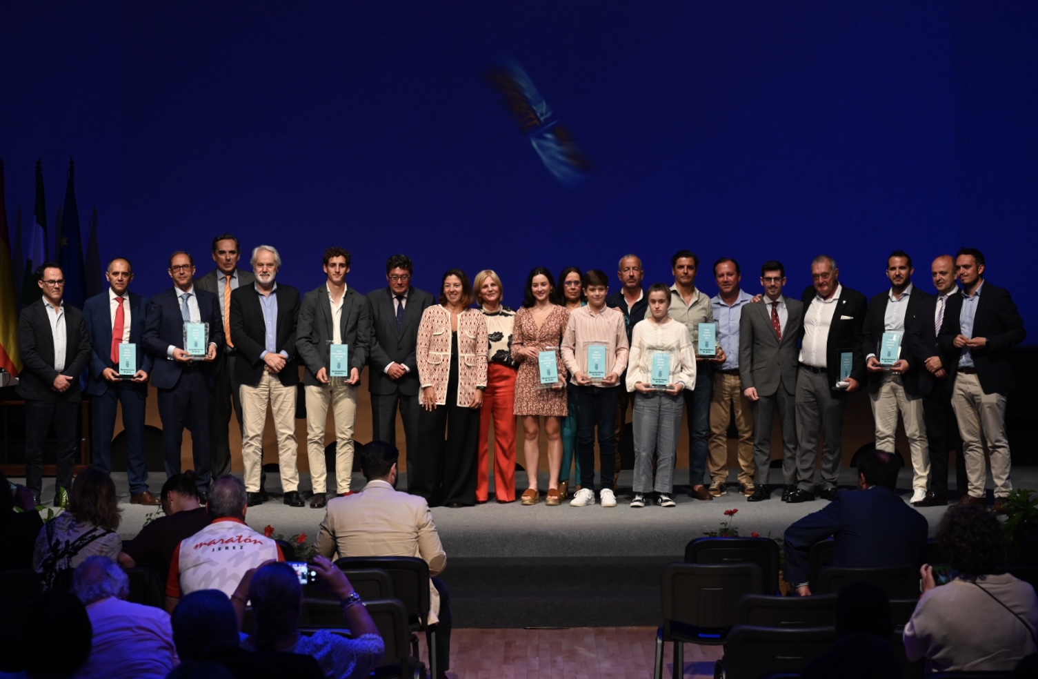 La alcaldesa junto a los premiados