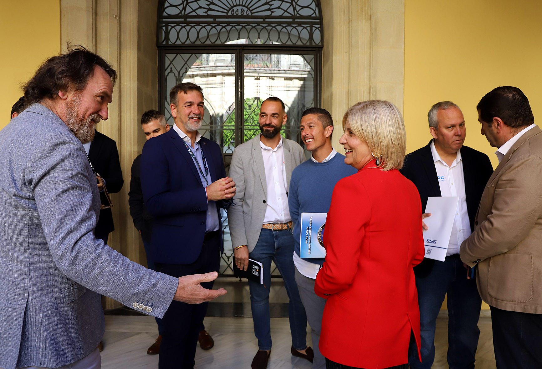 La alcaldesa junto representantes policiales