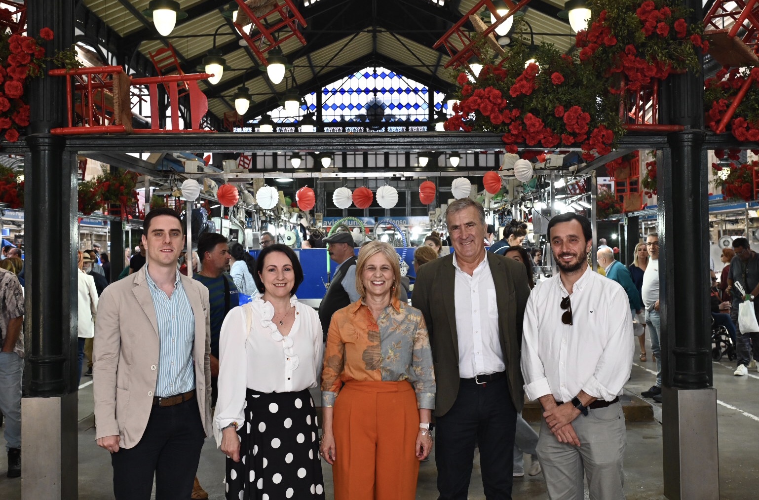 Alcaldesa visita decoración de Feria del Mercado de Abastos