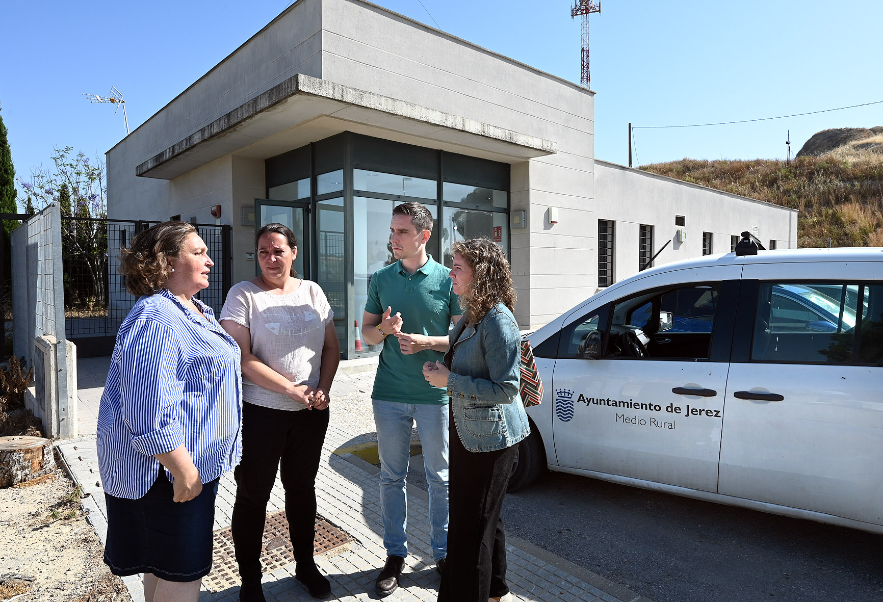 Los delegados durante la visita