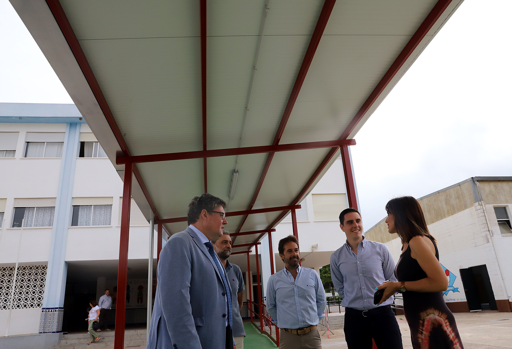 Los delegados durante la visita al colegio