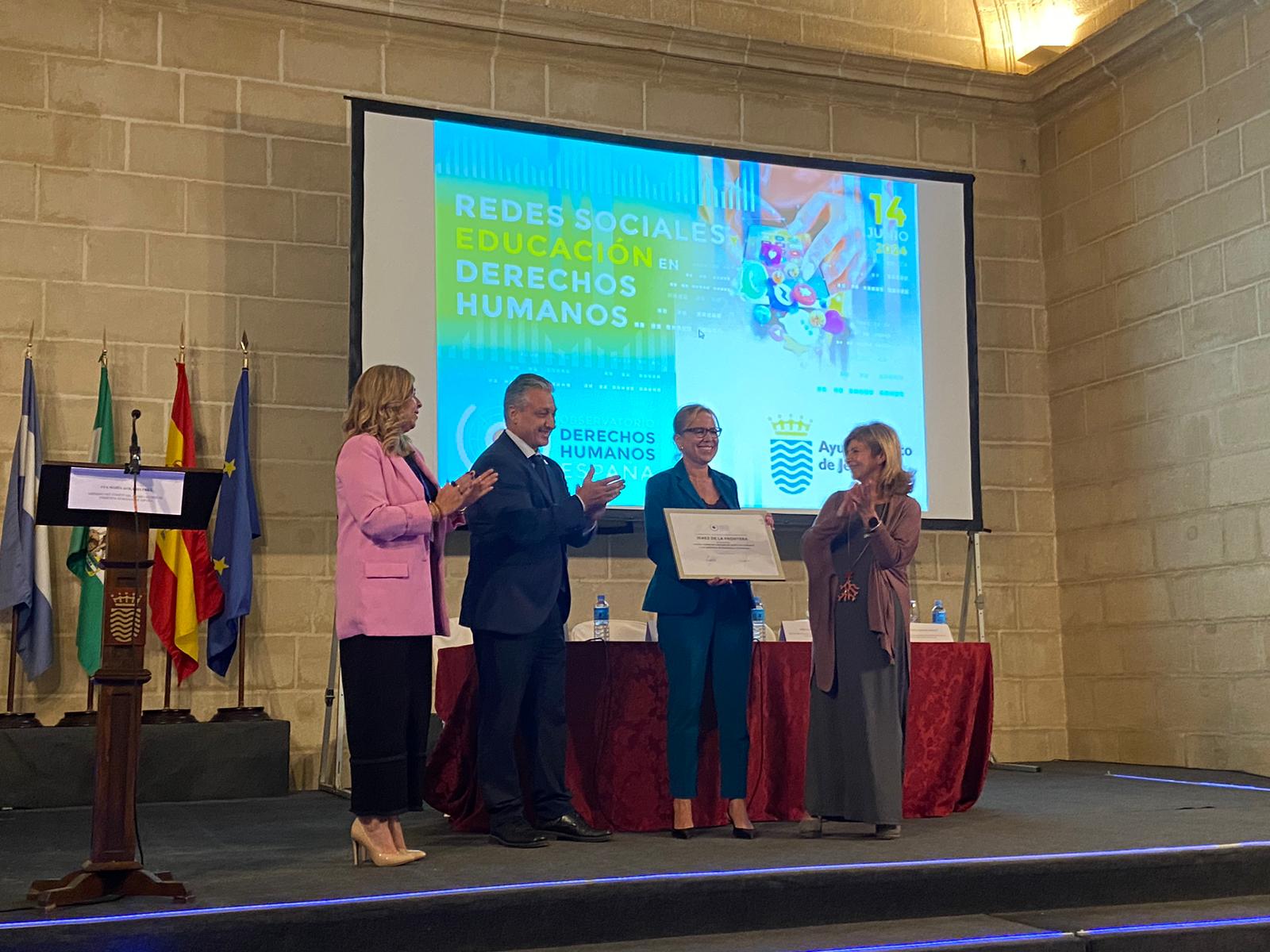 Yessika Quintero recoge distintivo Derechos Humanos
