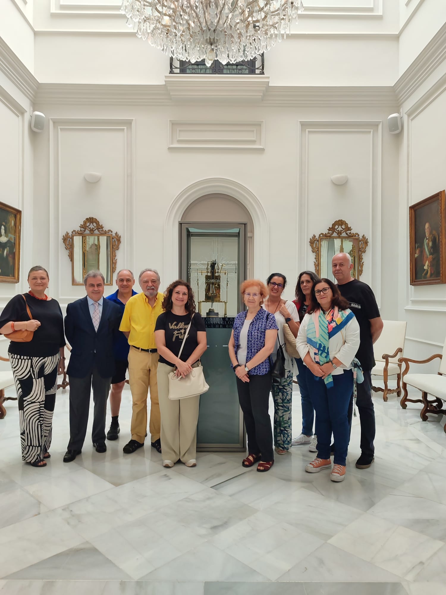 Antonio Real reciben a las científicas en el Museo de Relojes