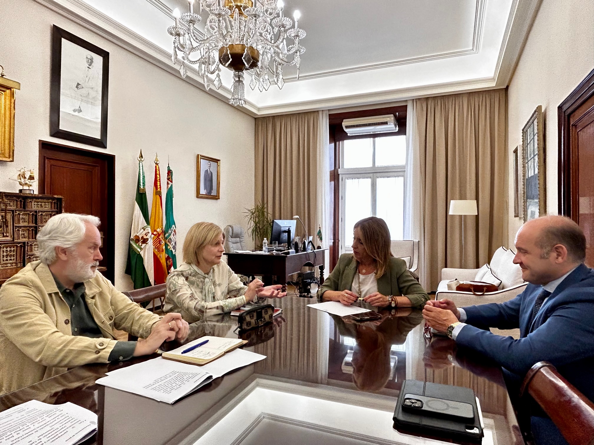 La alcaldesa durante la reunión