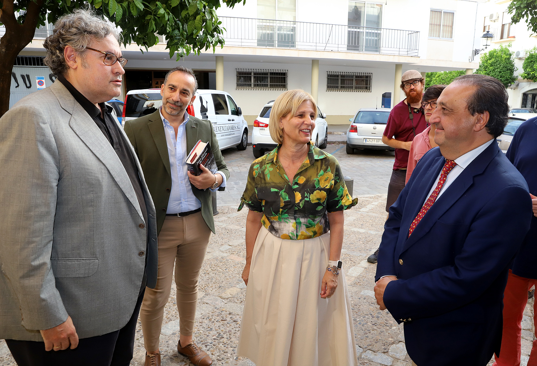 La alcaldesa junto al autor