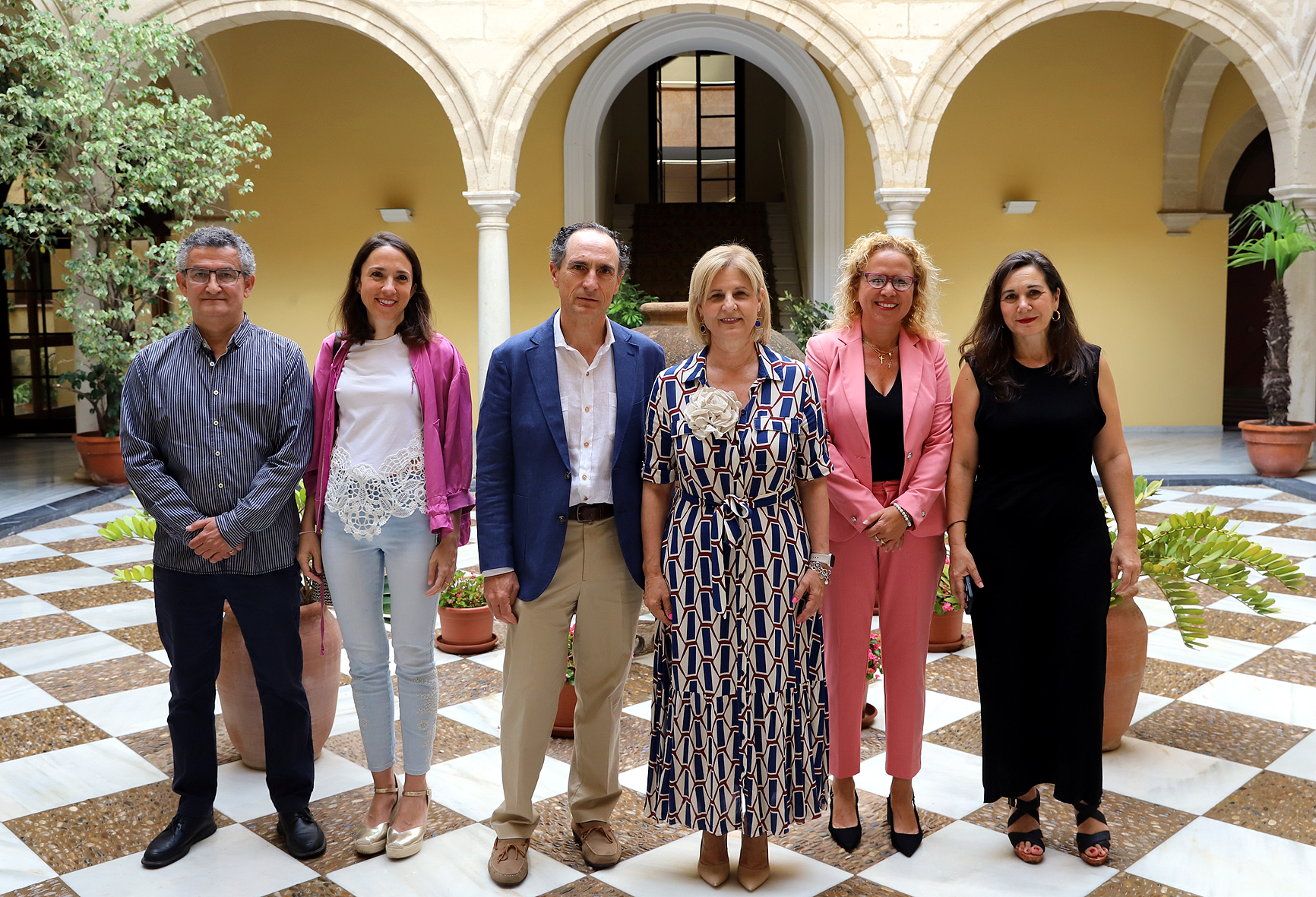 La alcaldesa junto a los representantes del colectivo