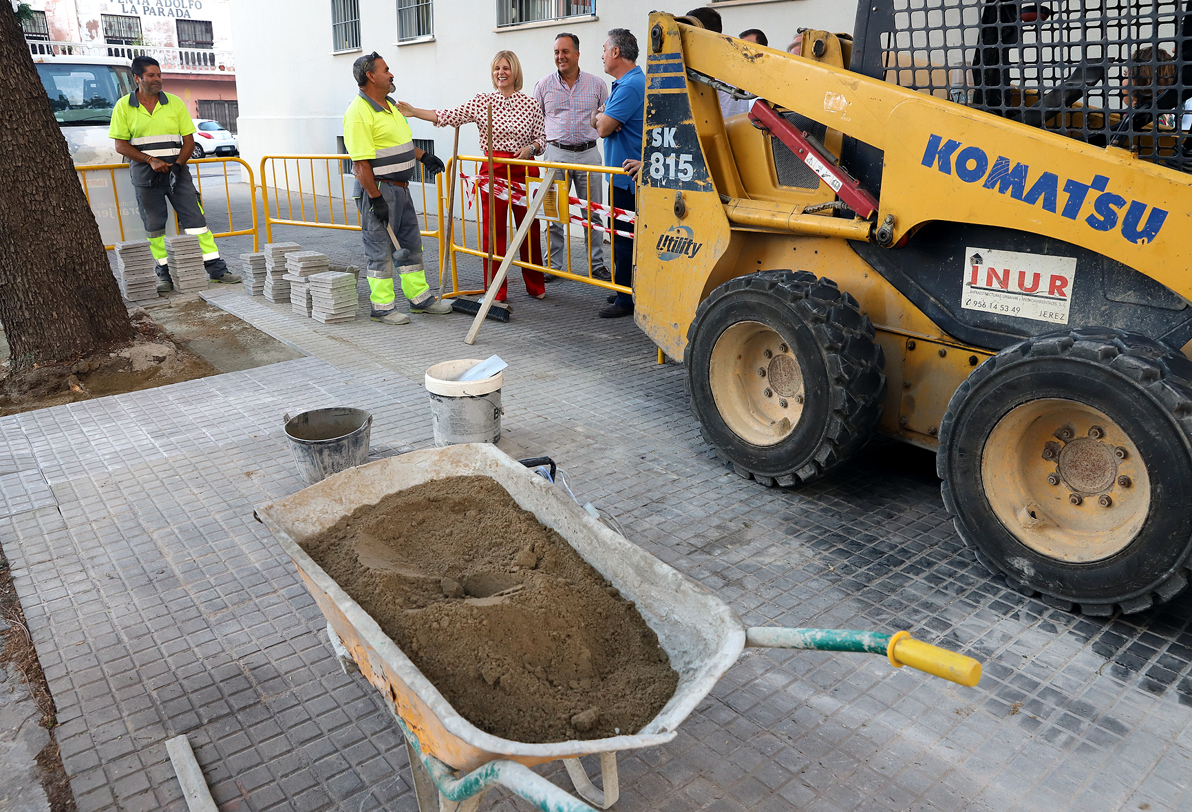 La alcaldesa visita las obras de mejora del acerado de la barriada de ...