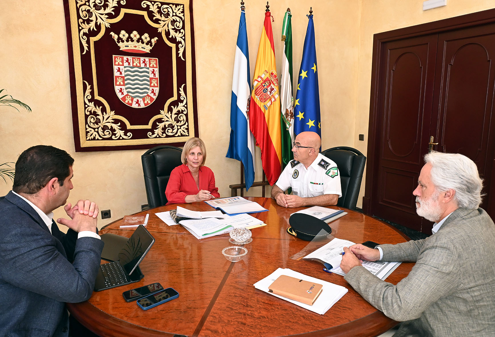 Alcaldesa se reúne con jefe de la Policía Local