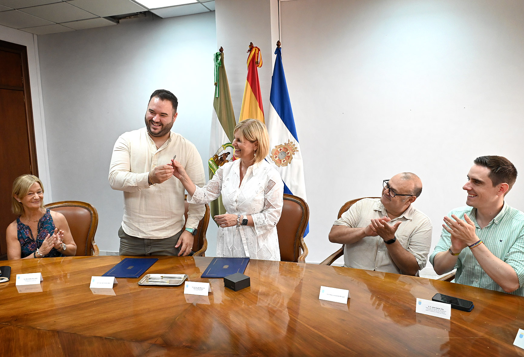 La alcaldesa entregando la llave