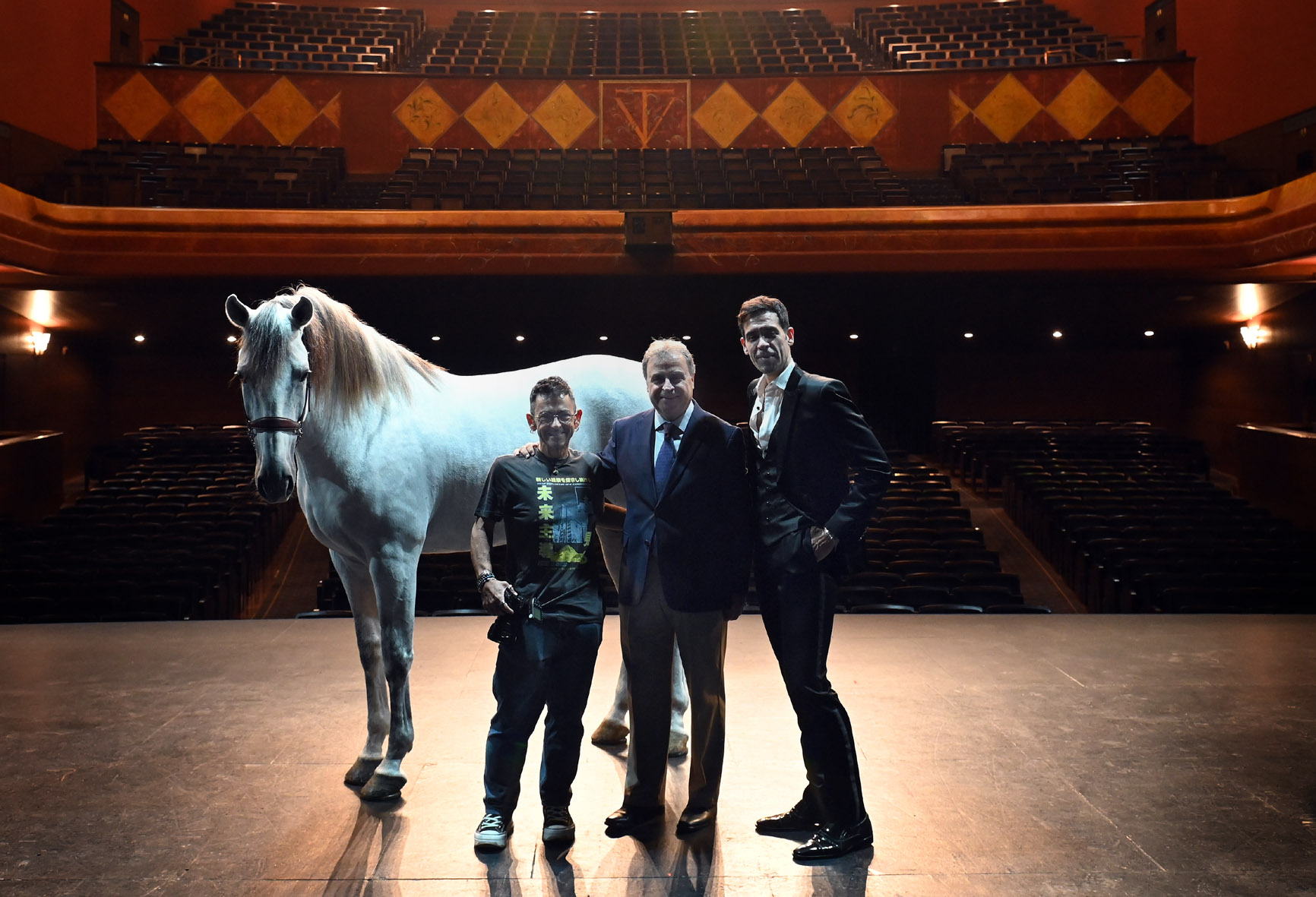 El teniente de alcaldesa junto al tenor y el fotógrafo
