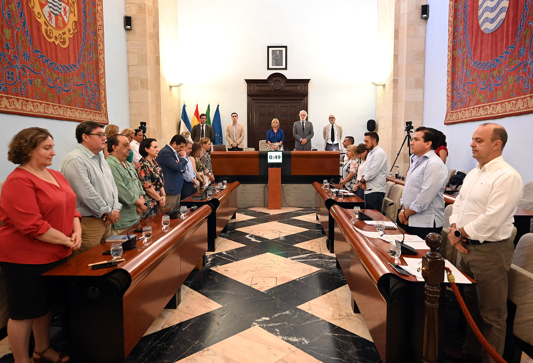 La Corporación Municipal durante el minuto de silencio