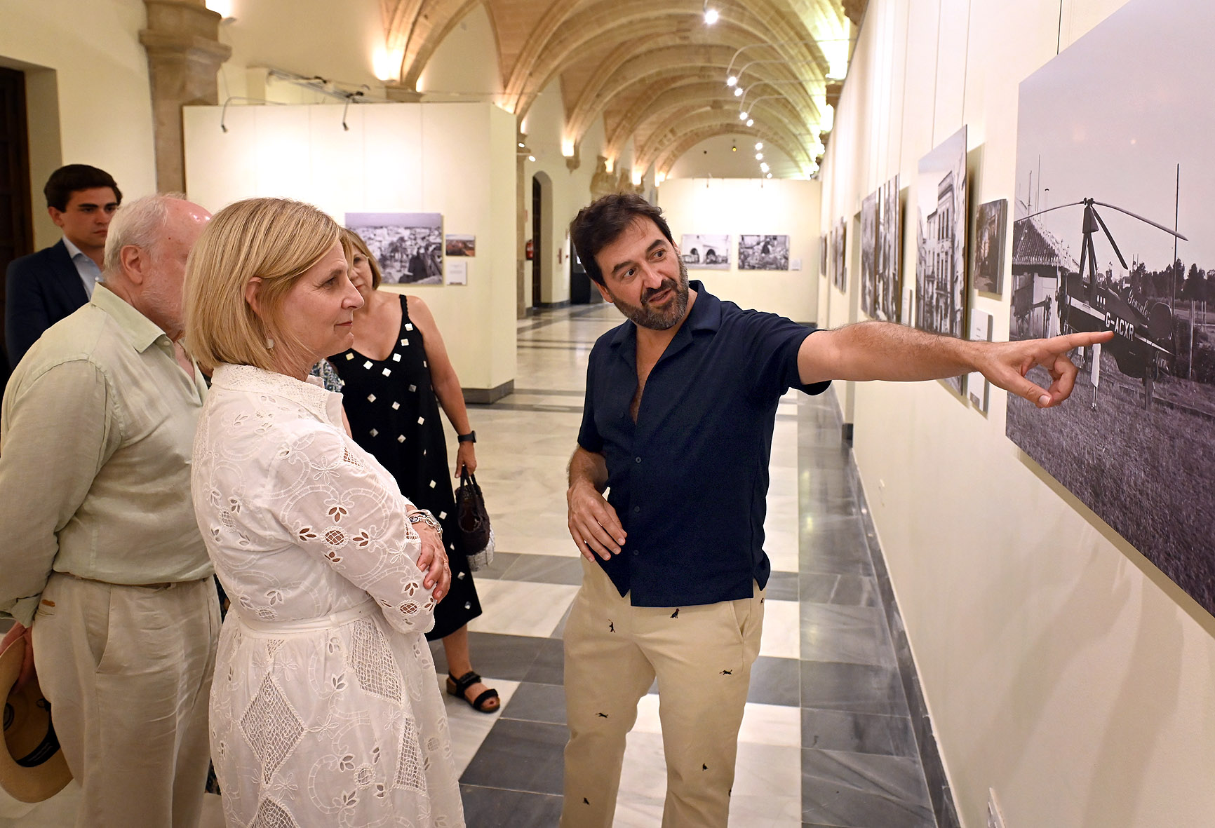 La alcaldesa durante su visita a la exposición
