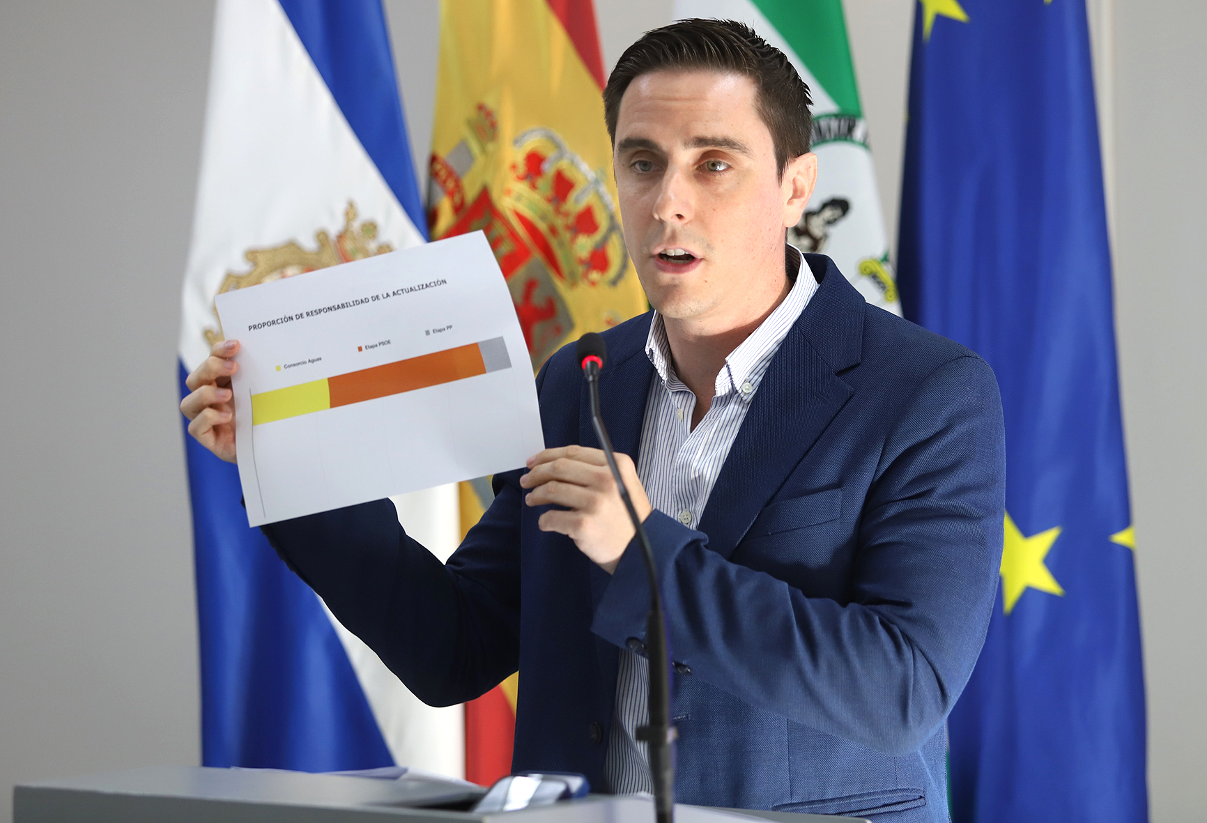 El teniente de alcaldesa durante la rueda de prensa