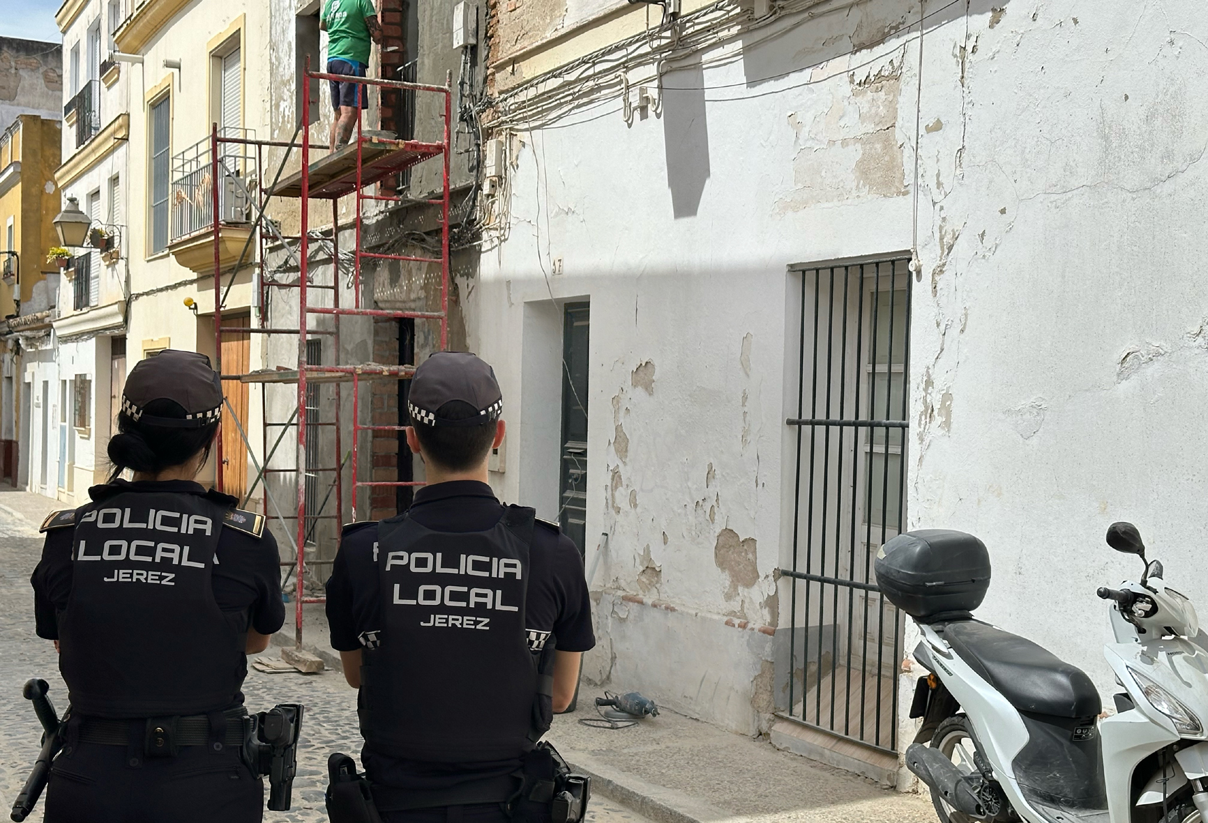 Tapiado en calle Honsario