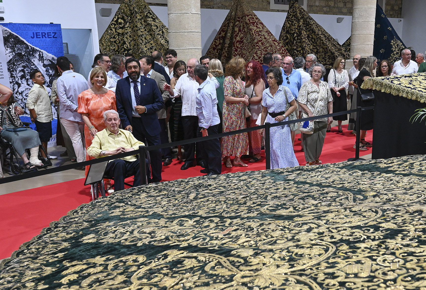 Alcaldesa asiste inauguración exposición Con Oro de Ofir