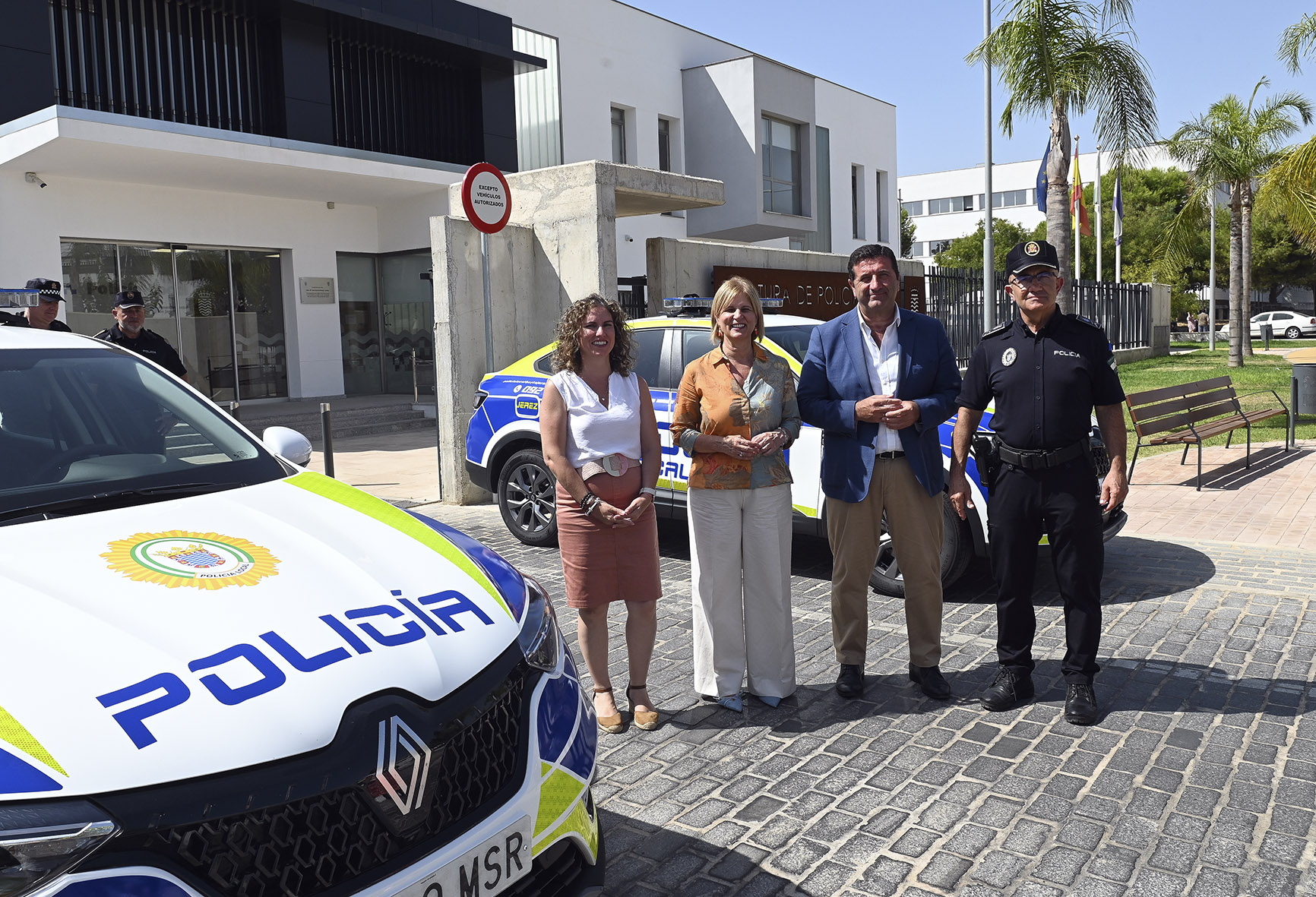 Alcaldesa presenta nuevos vehículos de la Policía Local