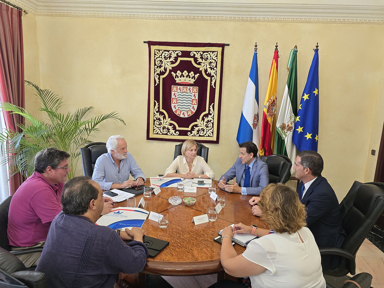 La alcaldesa se reúne con la dirección del Centro Inglés