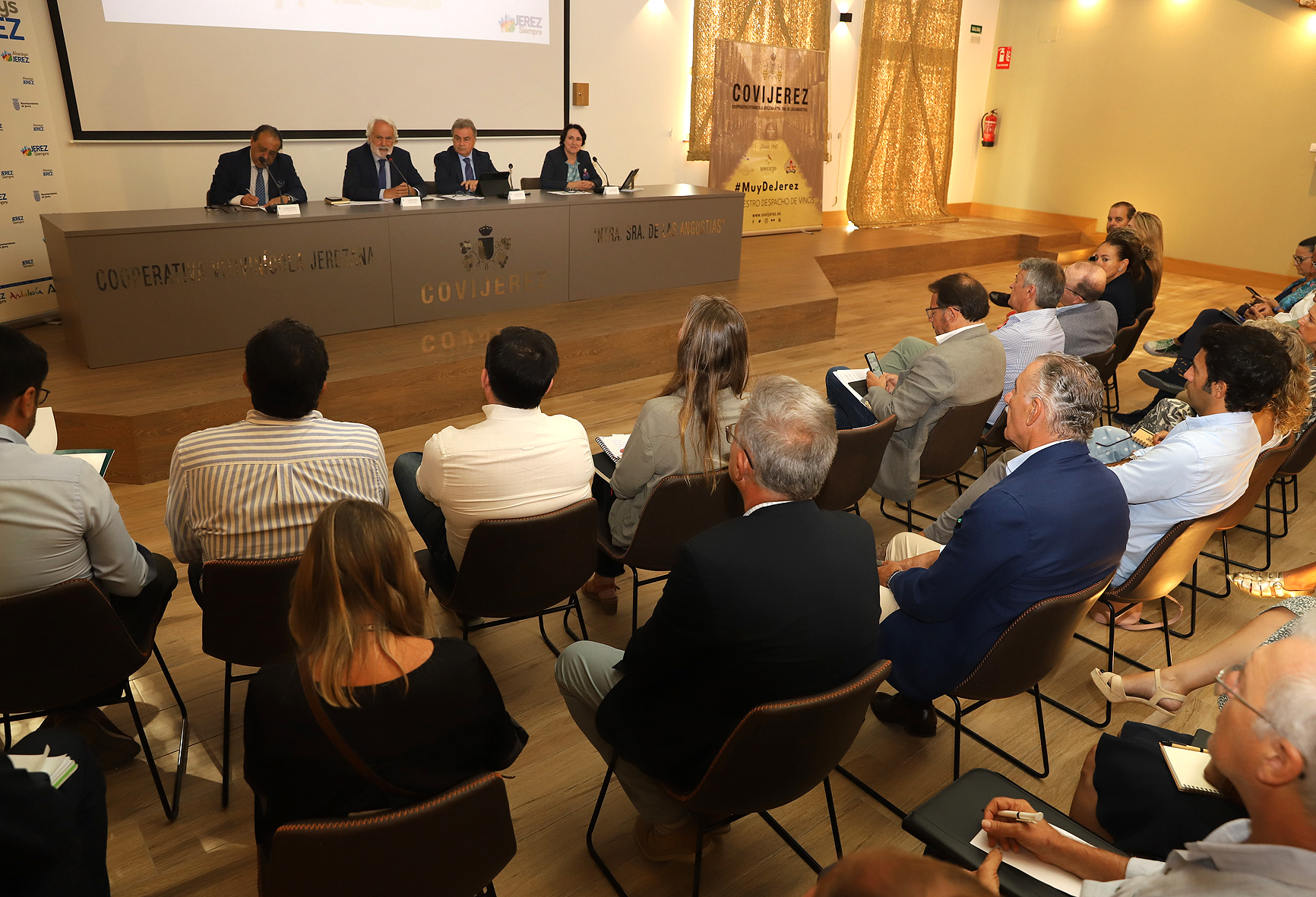 Los delegados durante la reunión de la Mesa del Turismo