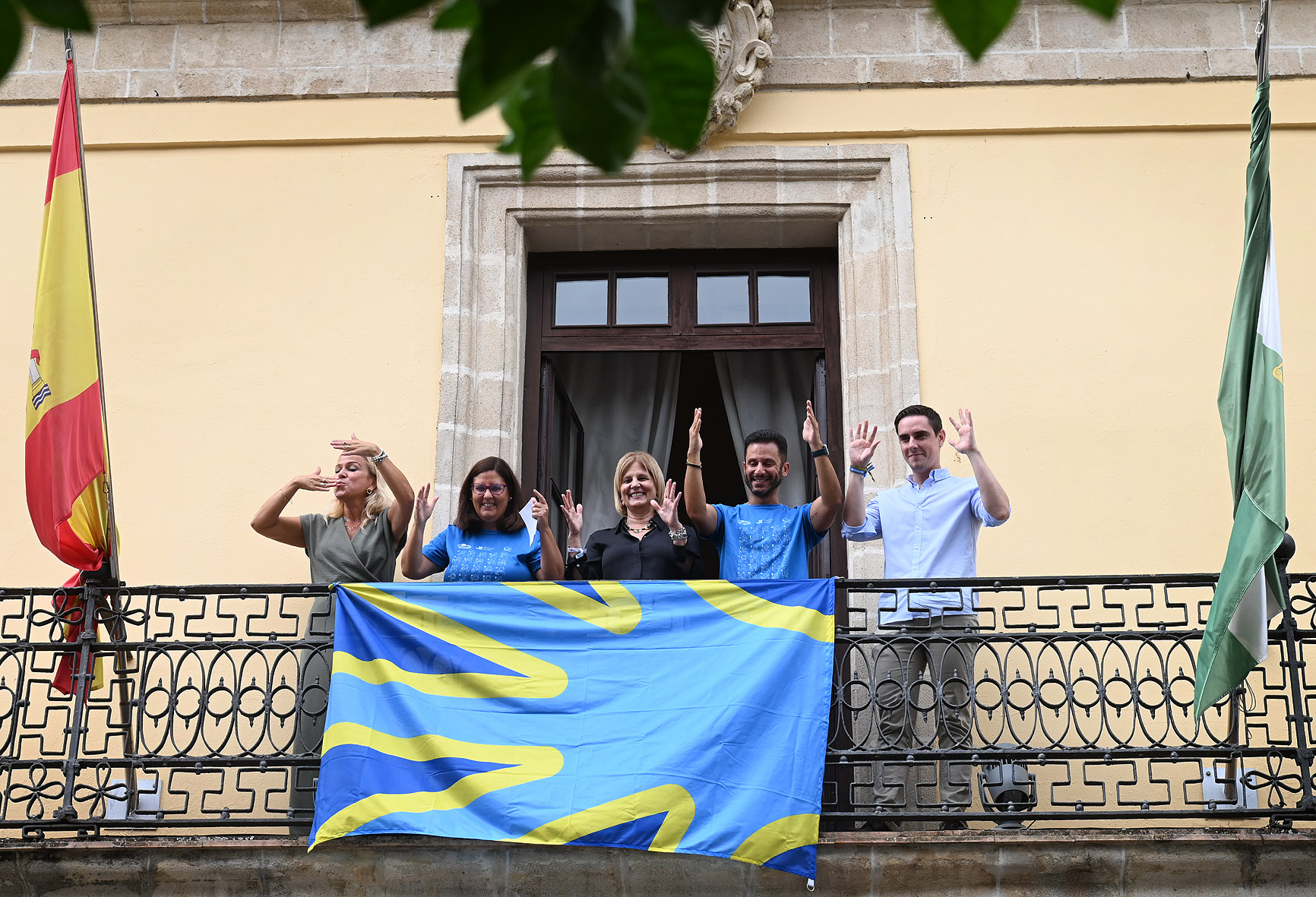 La alcaldesa durante la colocación de la bandera