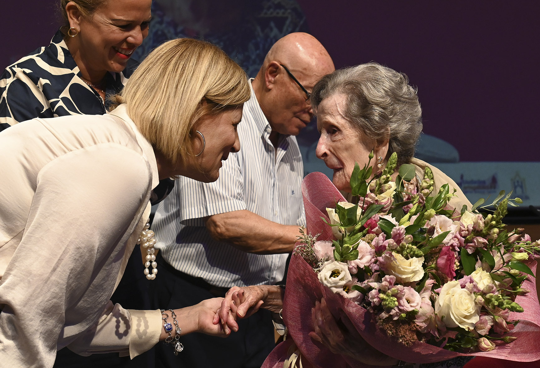 La alcaldesa entrega el reconocimiento a la persona de más edad de Jerez