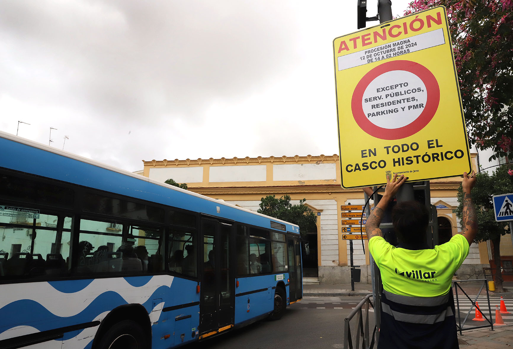 Colocación de cartelería alusiva a los cortes de tráfico