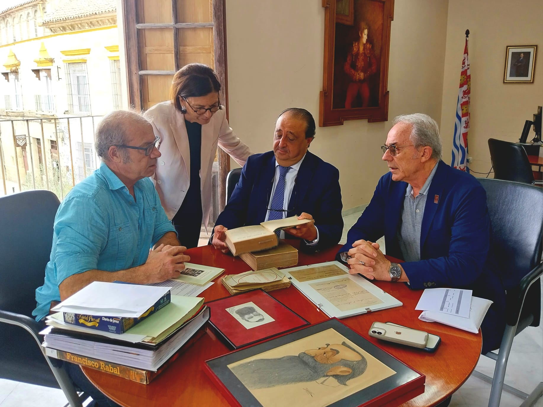 Francisco Zurita recibe donación de libros del Cine Club Popular