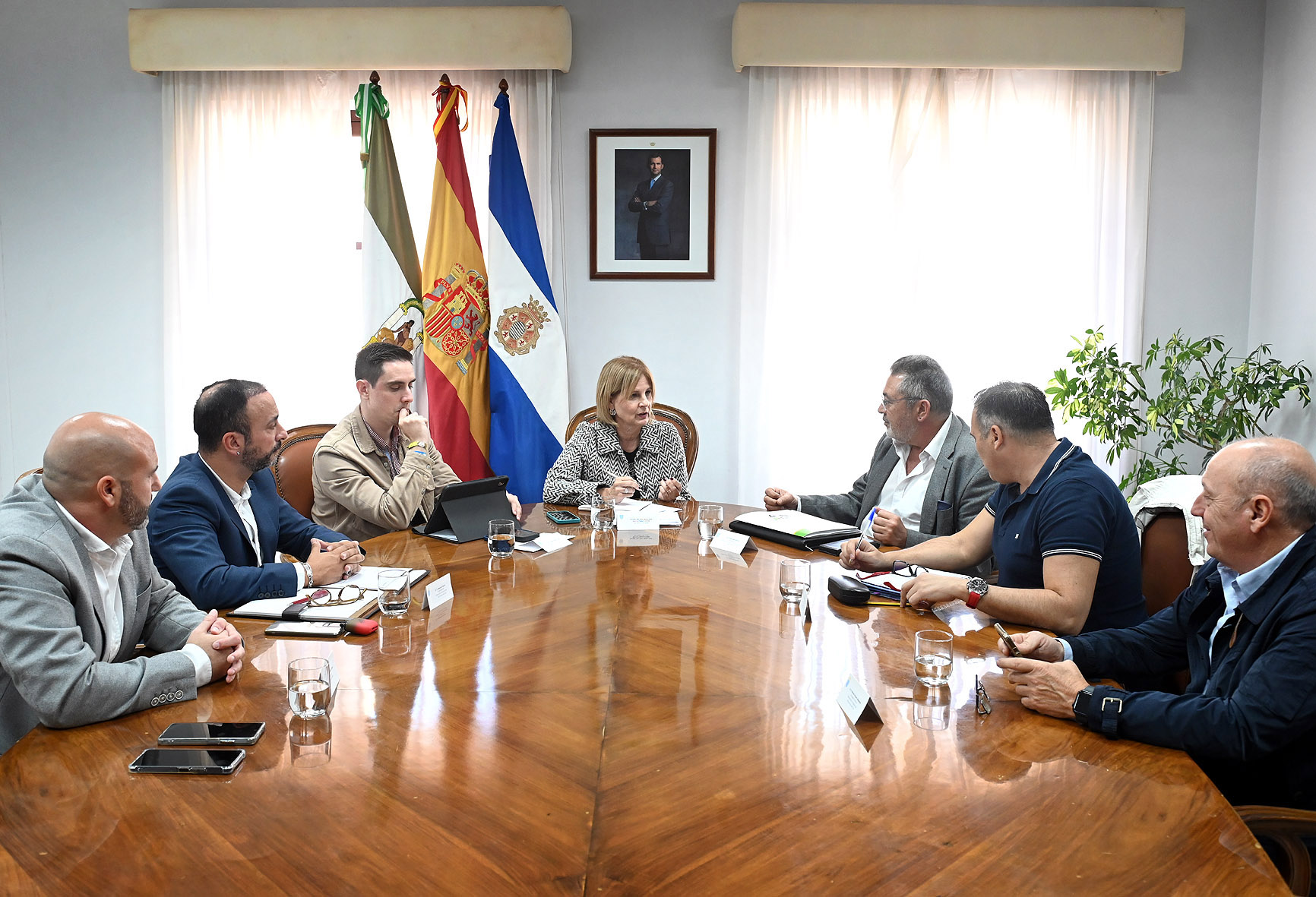Alcaldesa mantiene reunión con la federación del taxi para la Magna