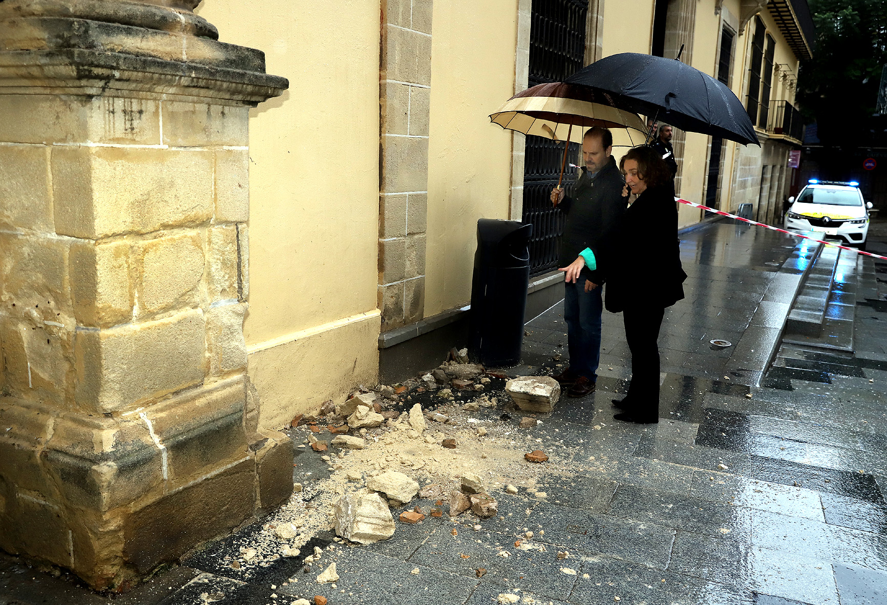 La delegada de Urbanismo comprobando el estado de la fachada municipal