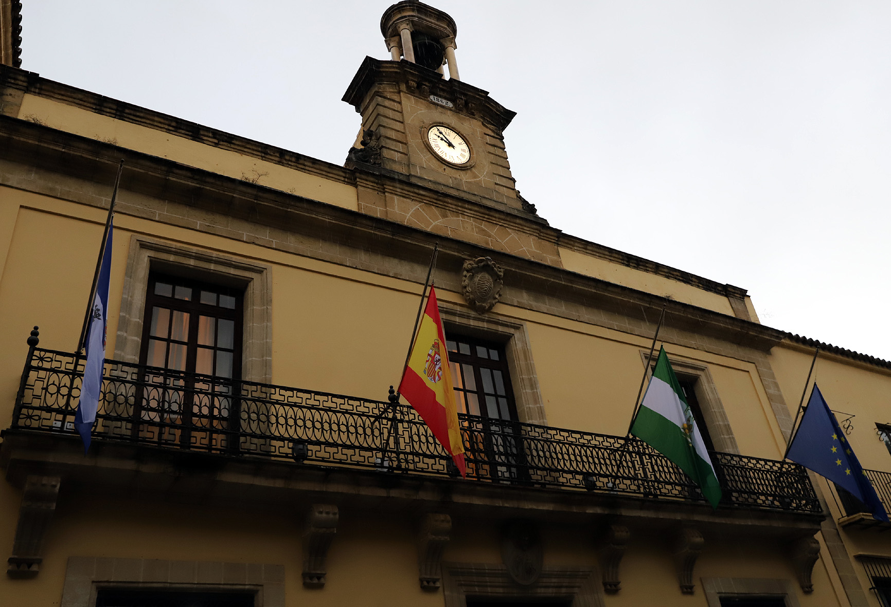 Fotografía de las banderas a media asta de la fachada municipal