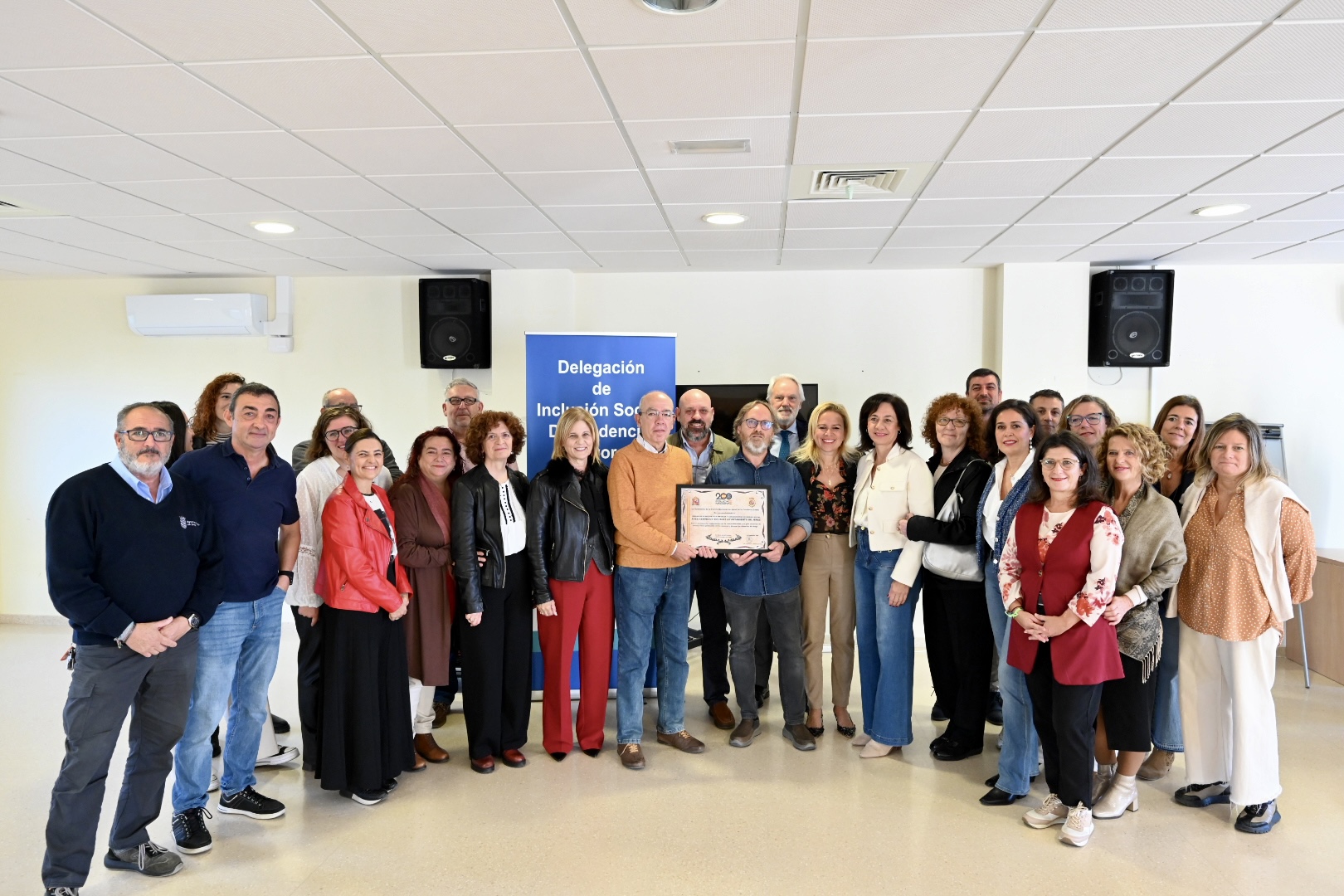La alcaldesa junto a los trabajadores galardonados