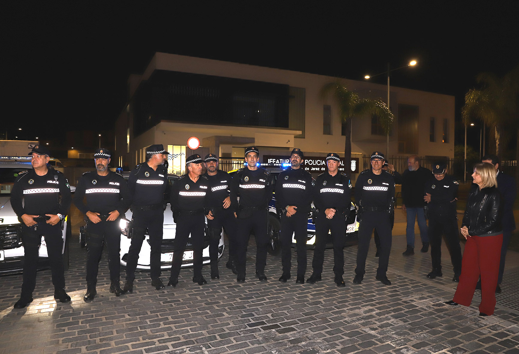La alcaldesa despidiendo a los agentes