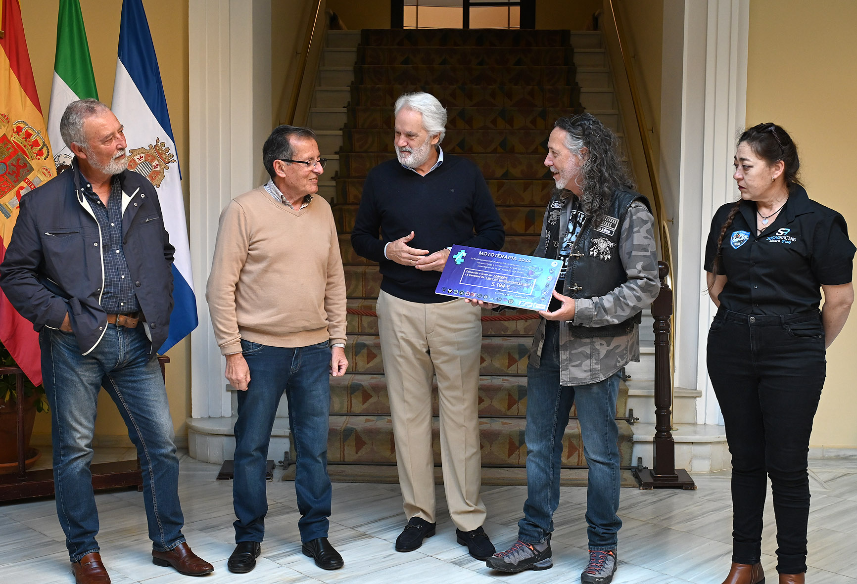 El teniente de alcaldesa durante la entrega del cheque