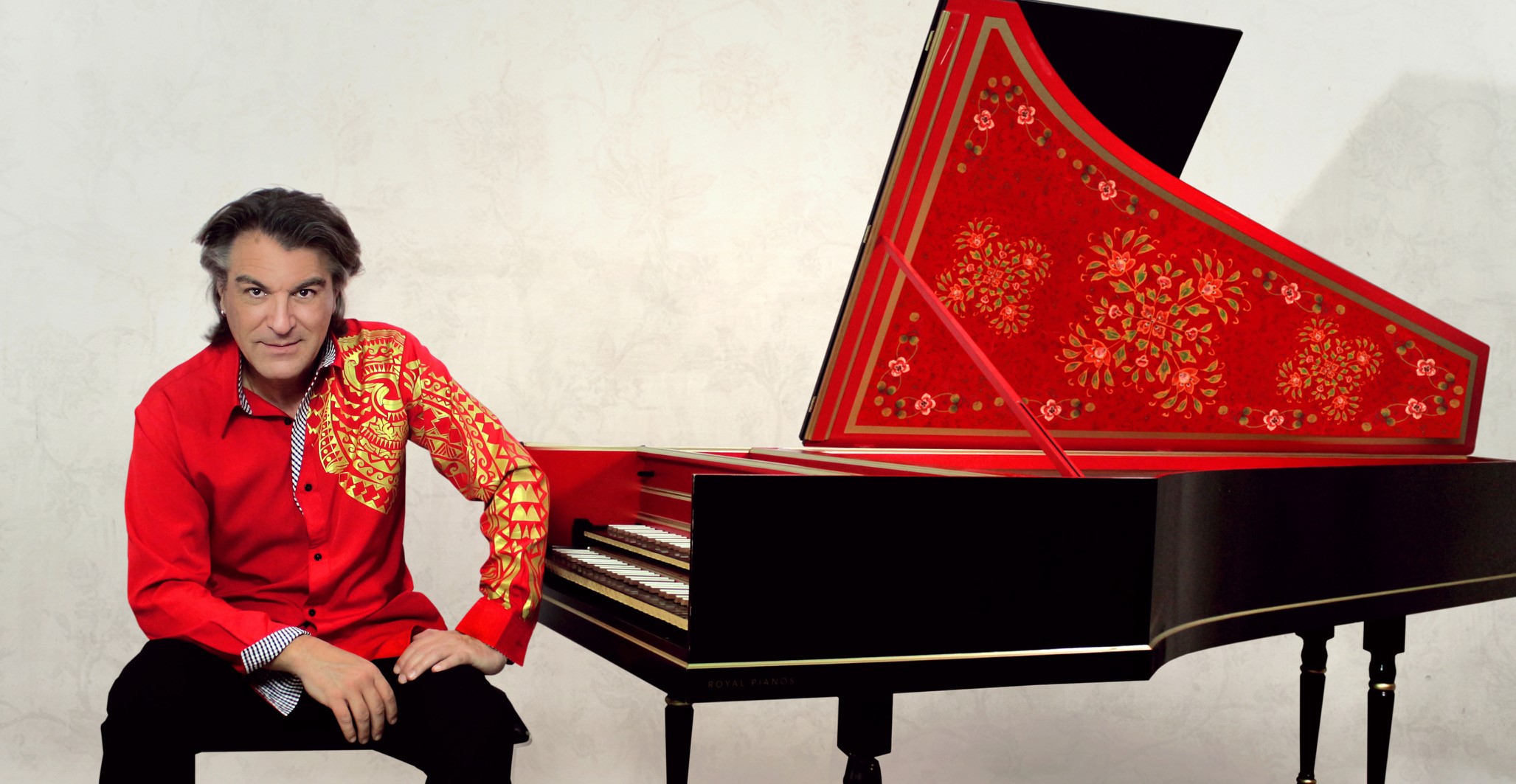 Dorantes junto a su piano