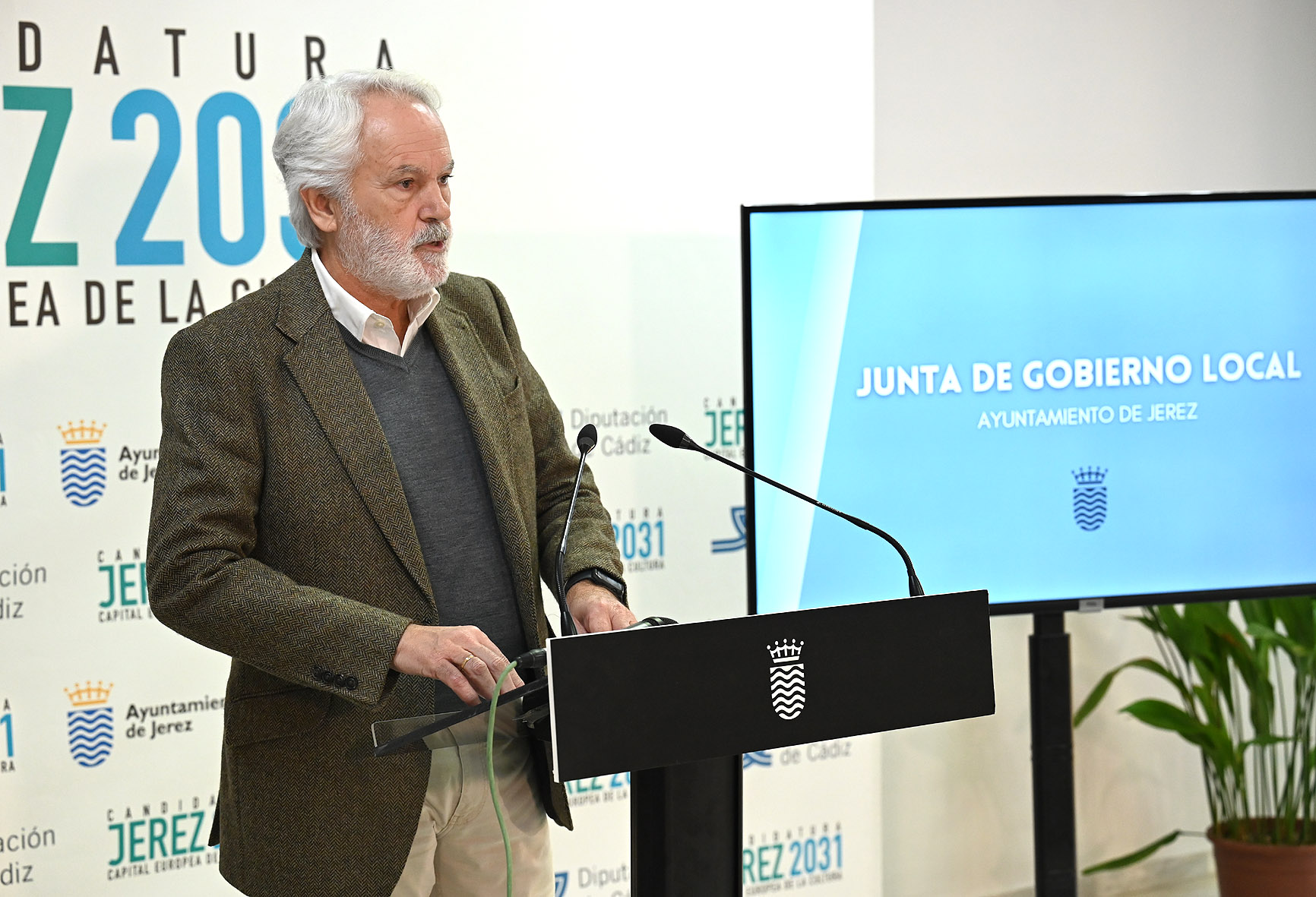 Agustín Muñoz presenta en rueda de prensa asuntos de l a JGL