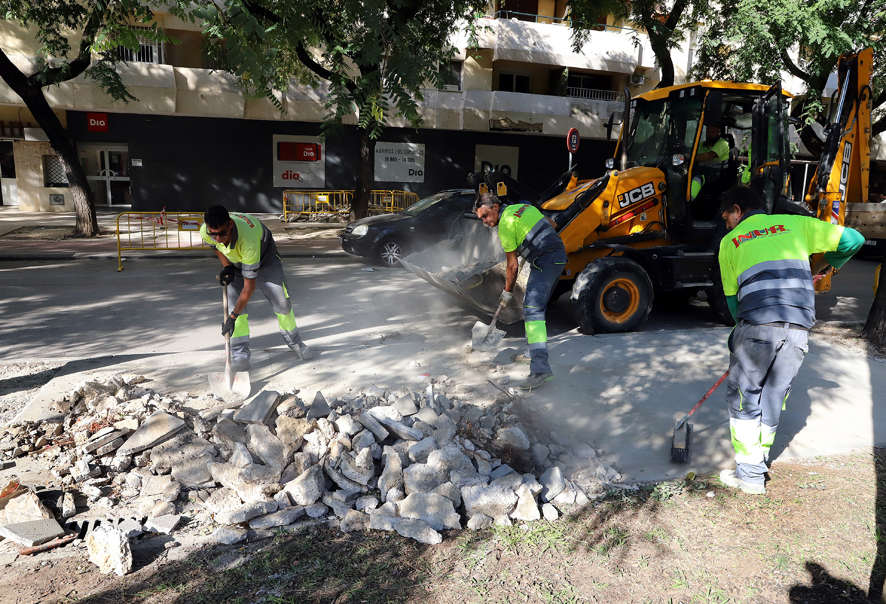 El Ayuntamiento acomete el arreglo de la plaza de Las Marinas