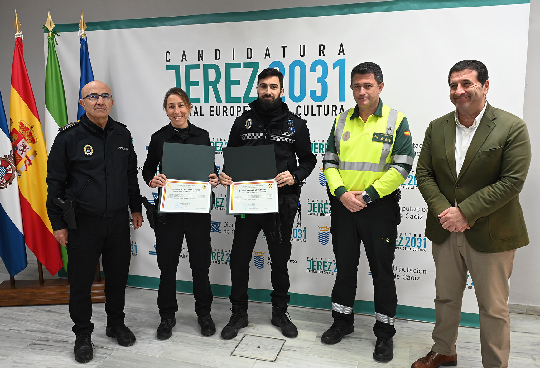 Agentes de la Policía Local reciben el reconocimiento de la Guardia Civil