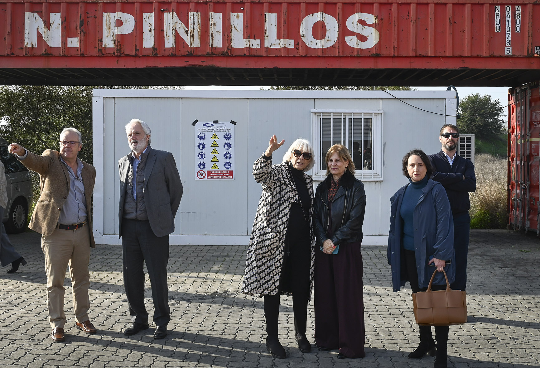 La alcaldesa junto a Teófila Martínez durante la visita