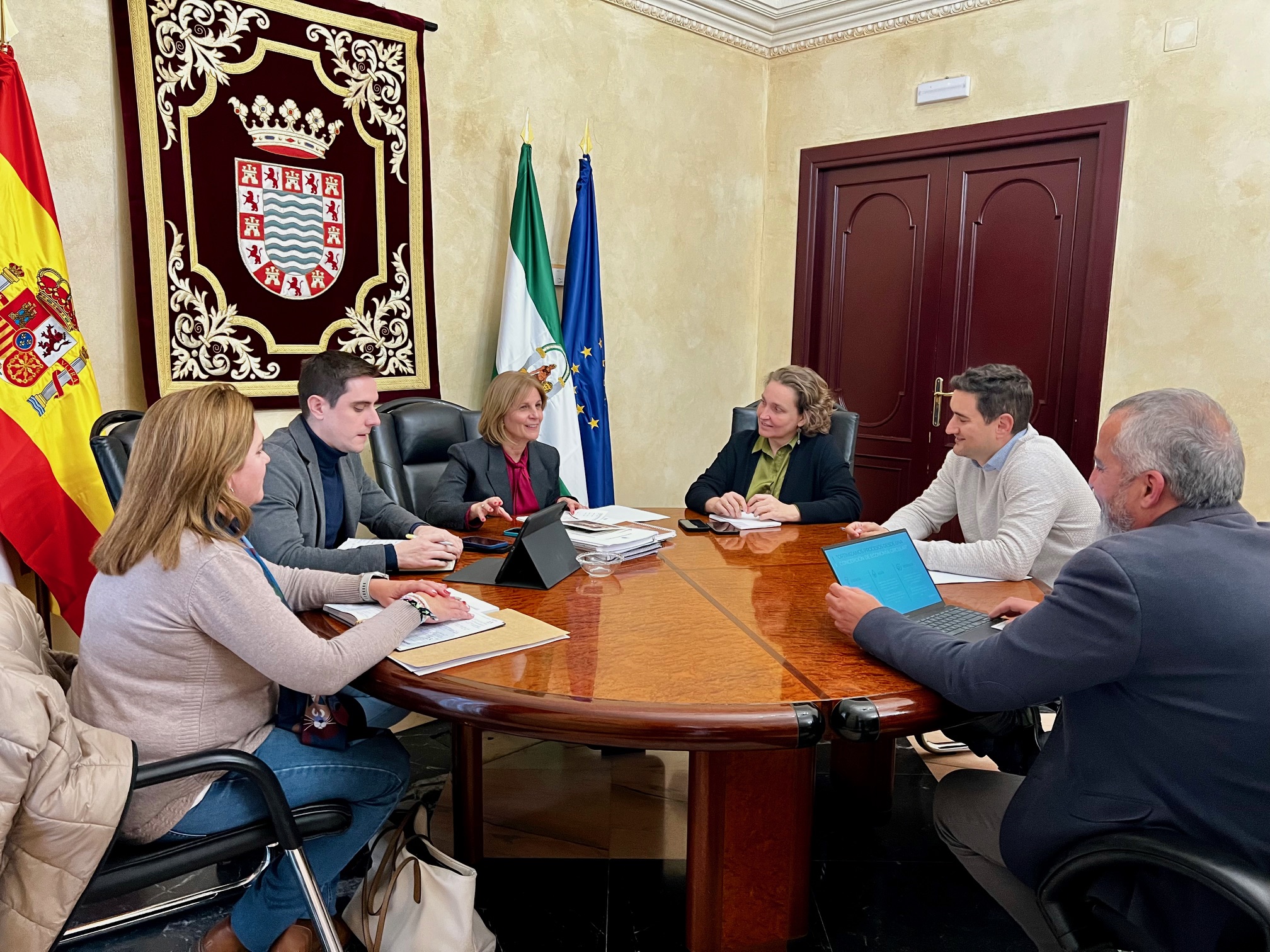 La alcaldesa durante la reunión