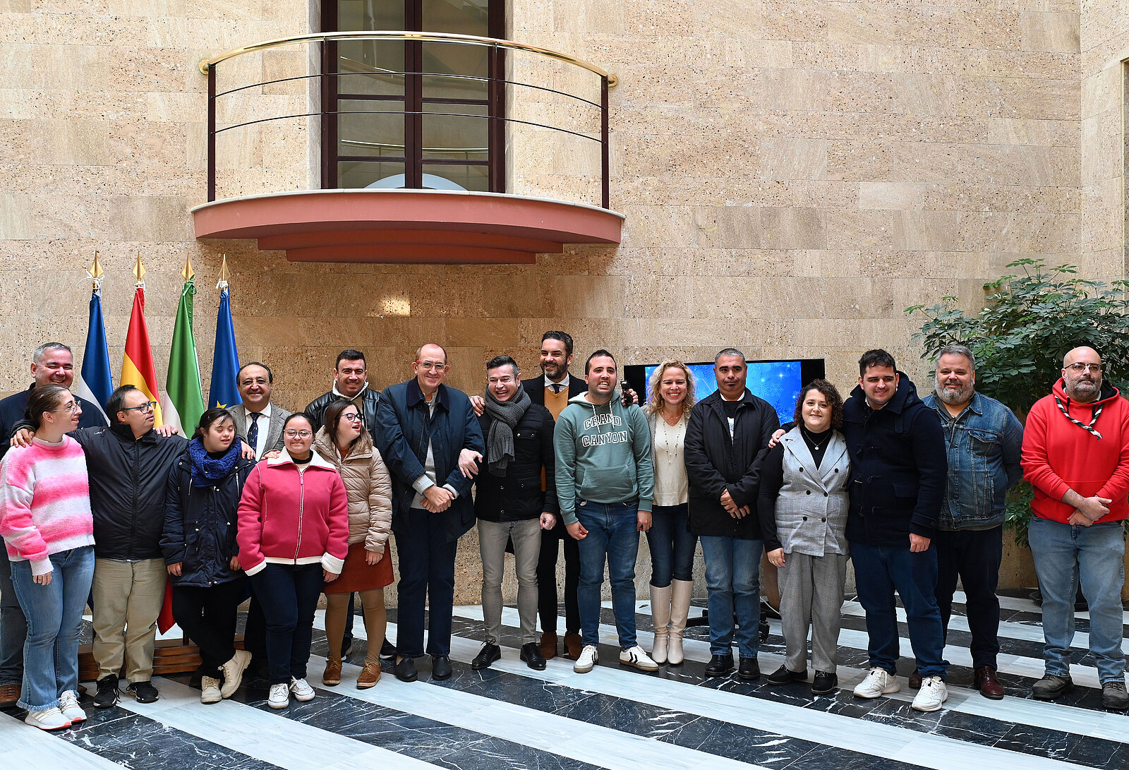 Fotografía de familia de la rueda de prensa